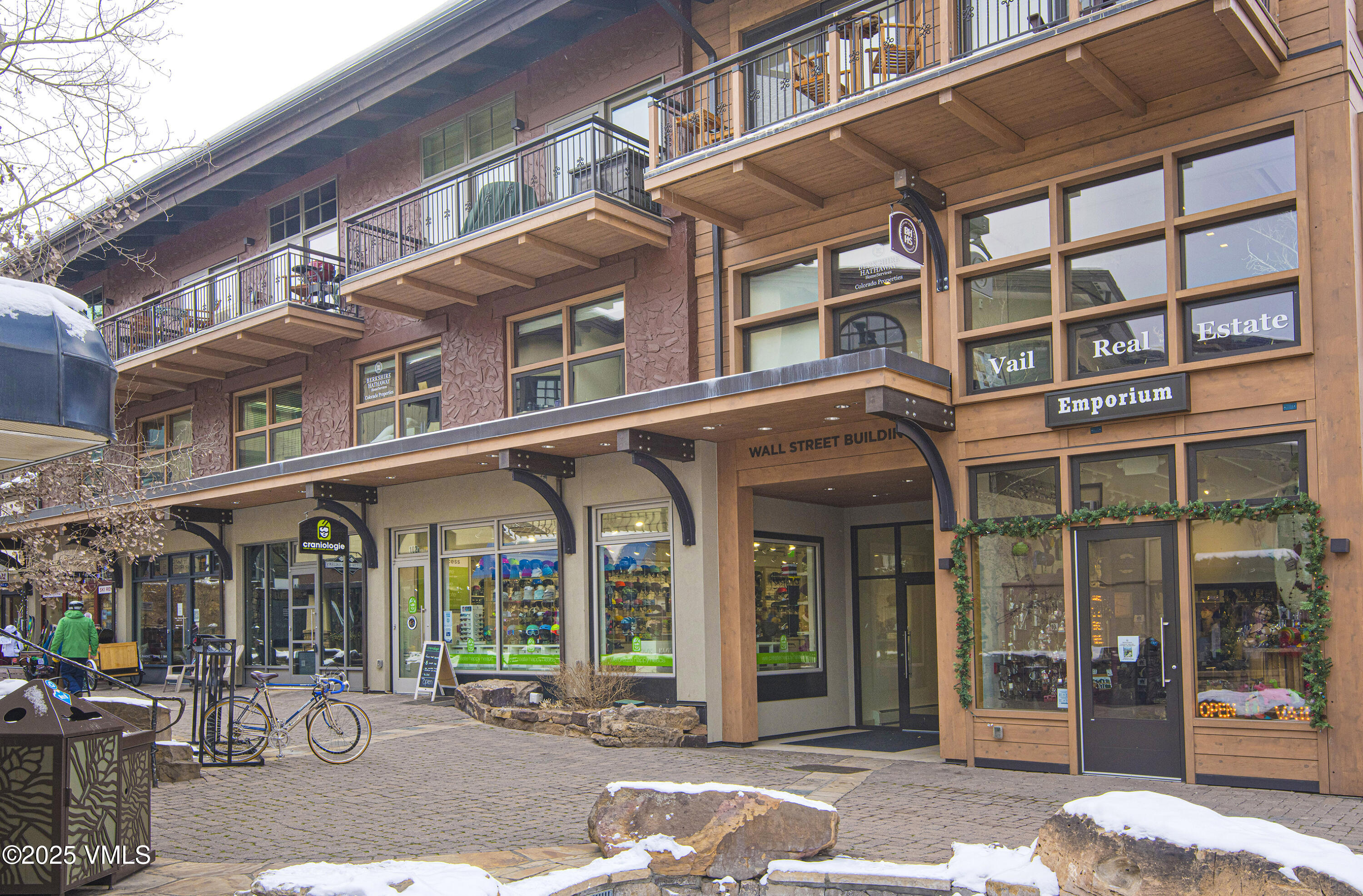 225 Wall Street, 303