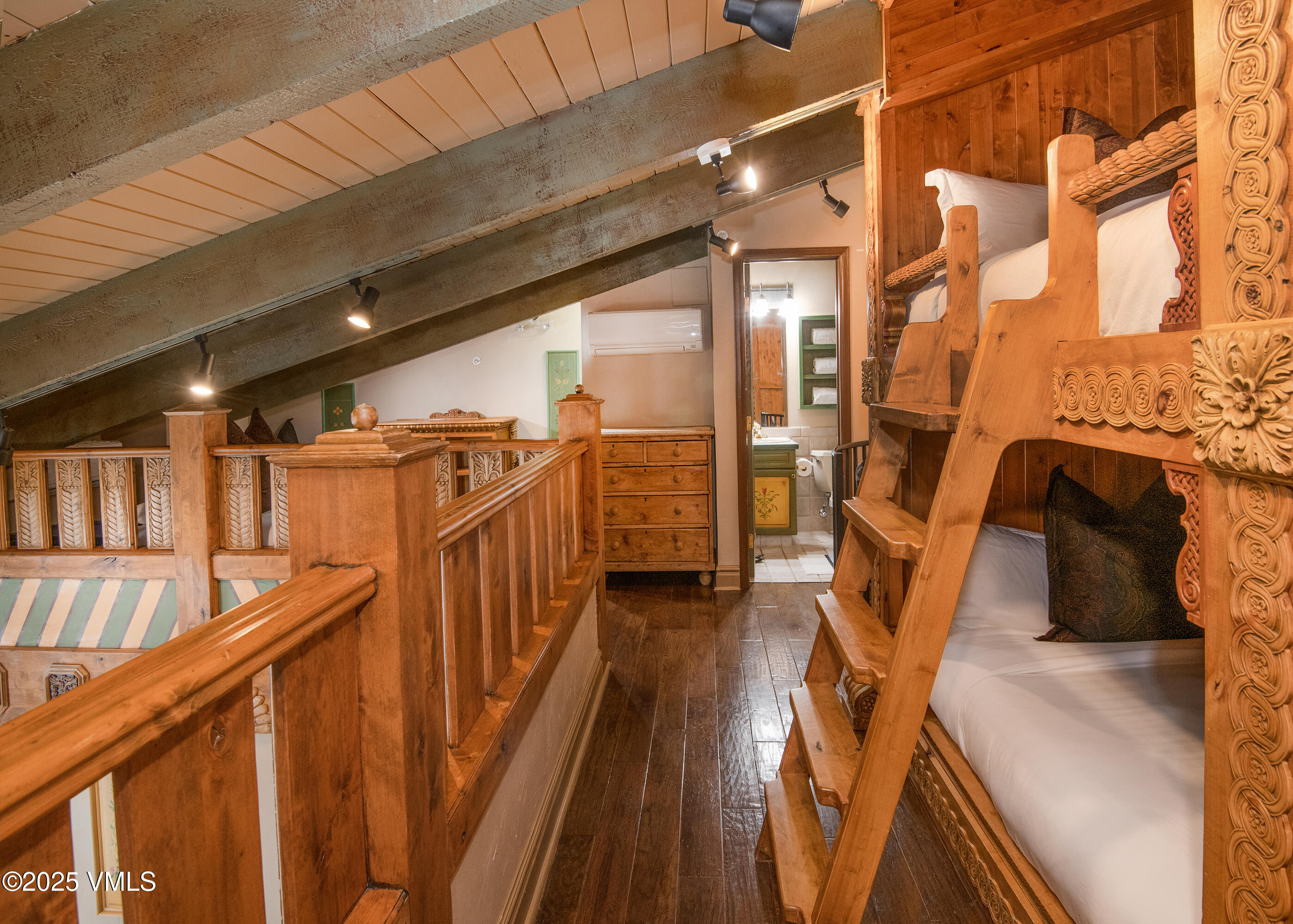 225 Wall Street, 303