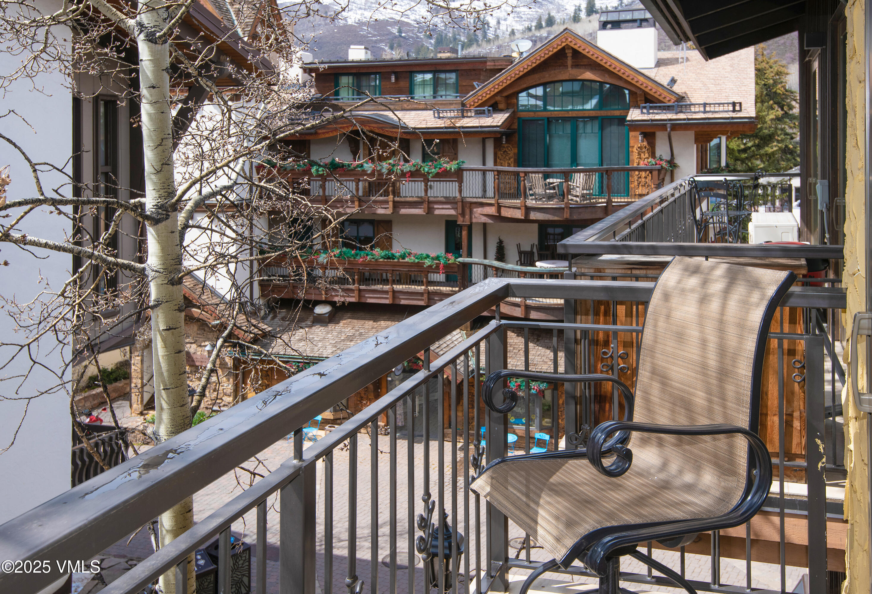 225 Wall Street, 303