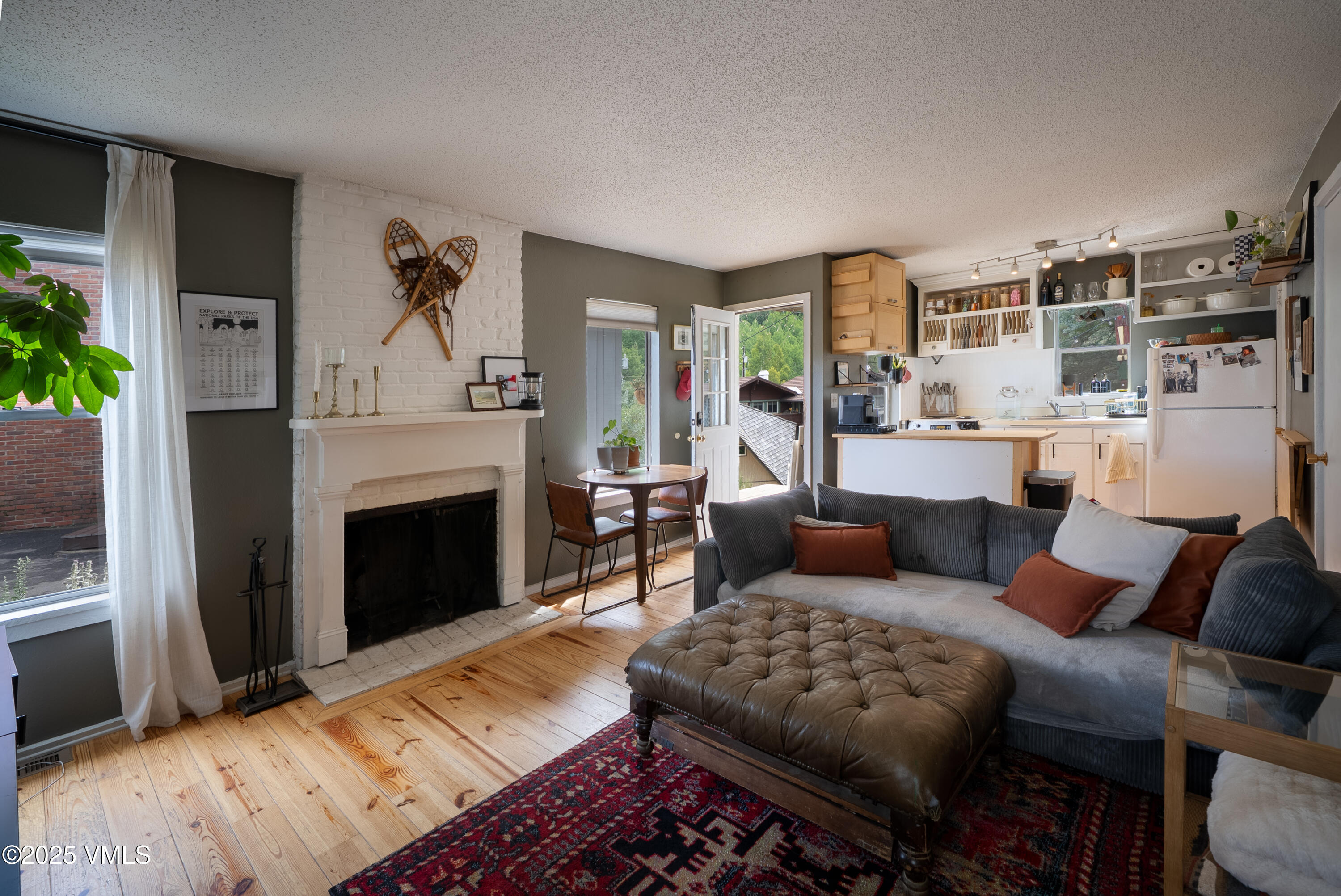 4200 Columbine Way, 1