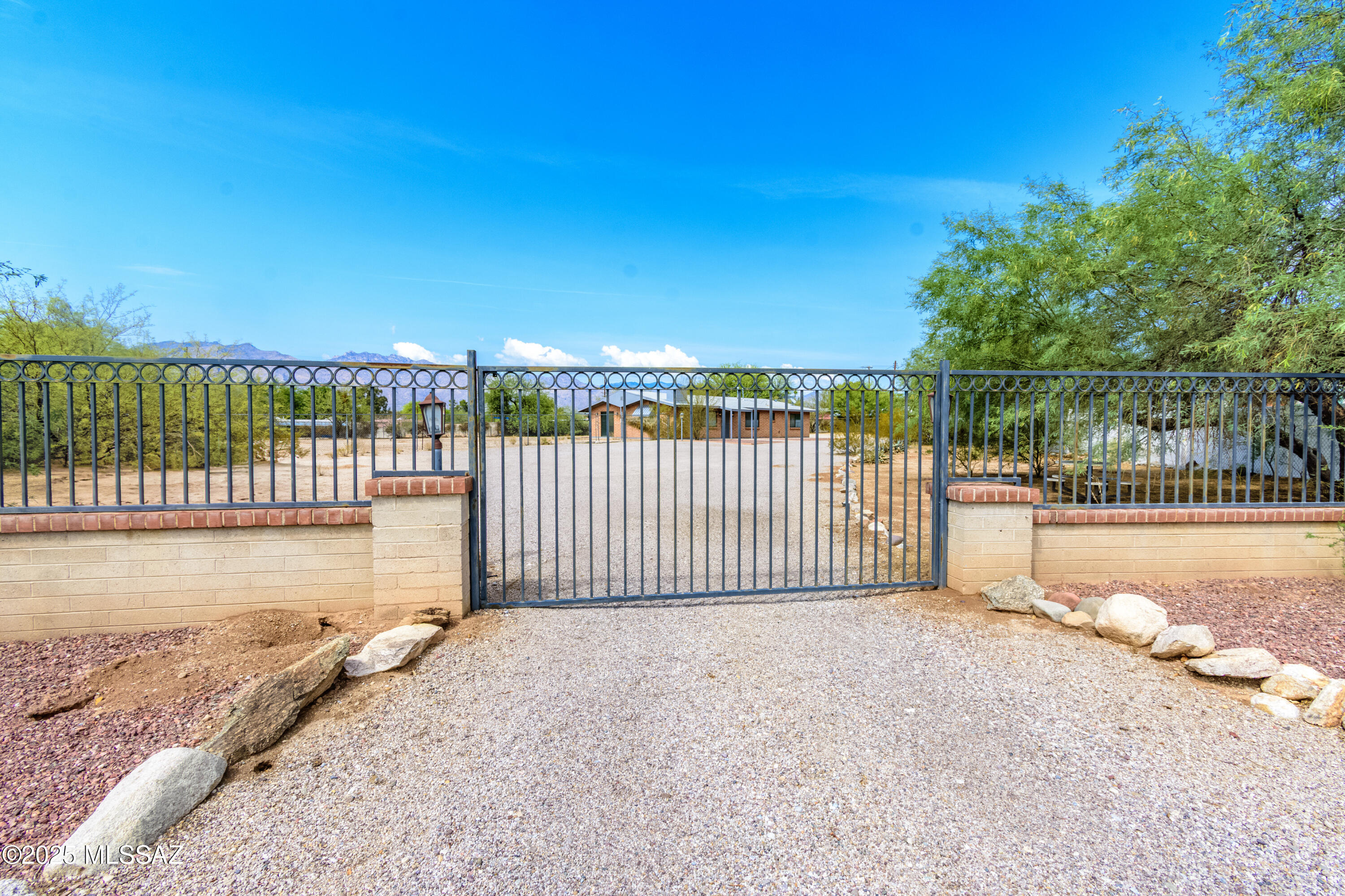 4609 E Bermuda Street