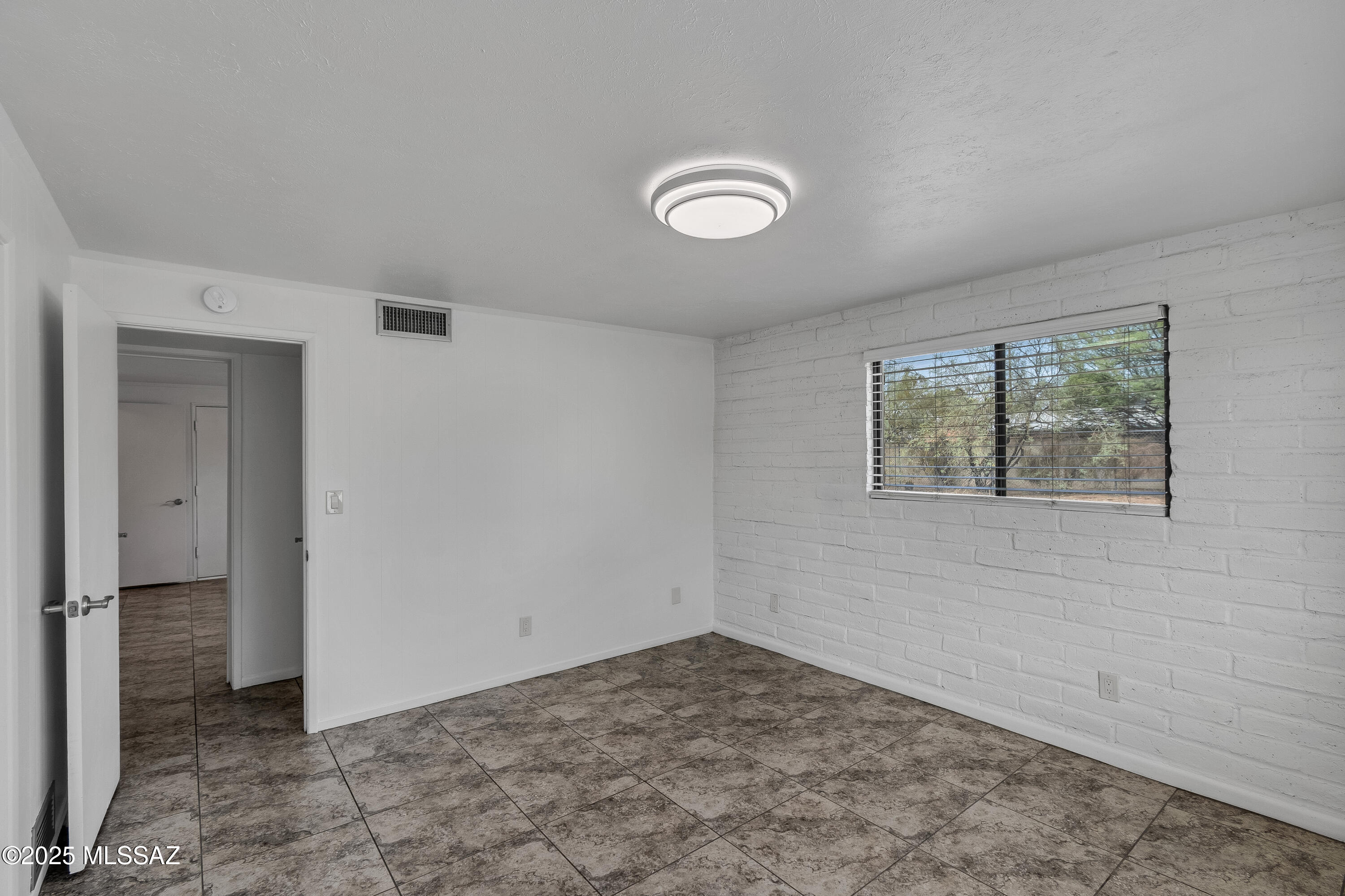 4609 E Bermuda Street