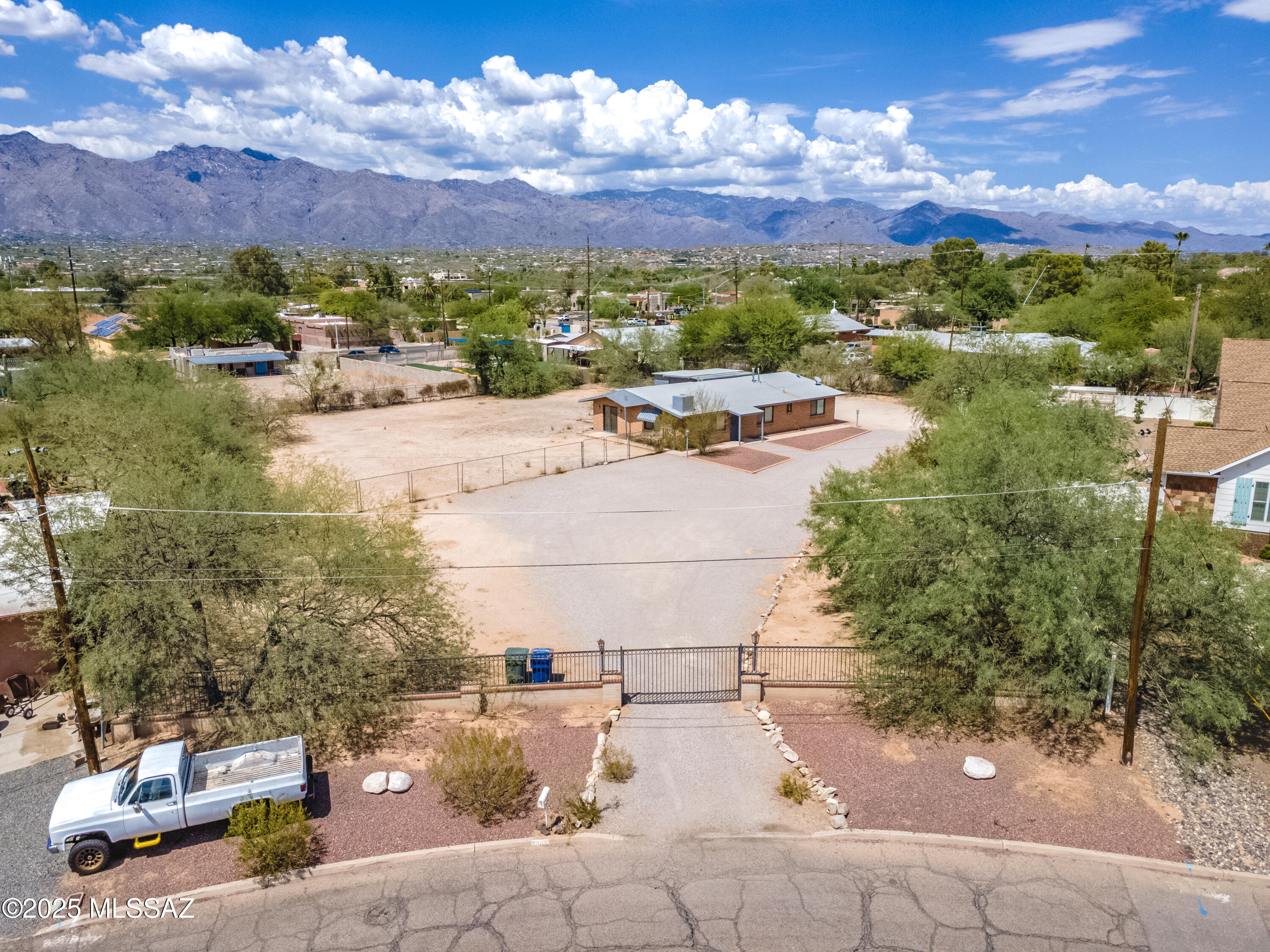 4609 E Bermuda Street