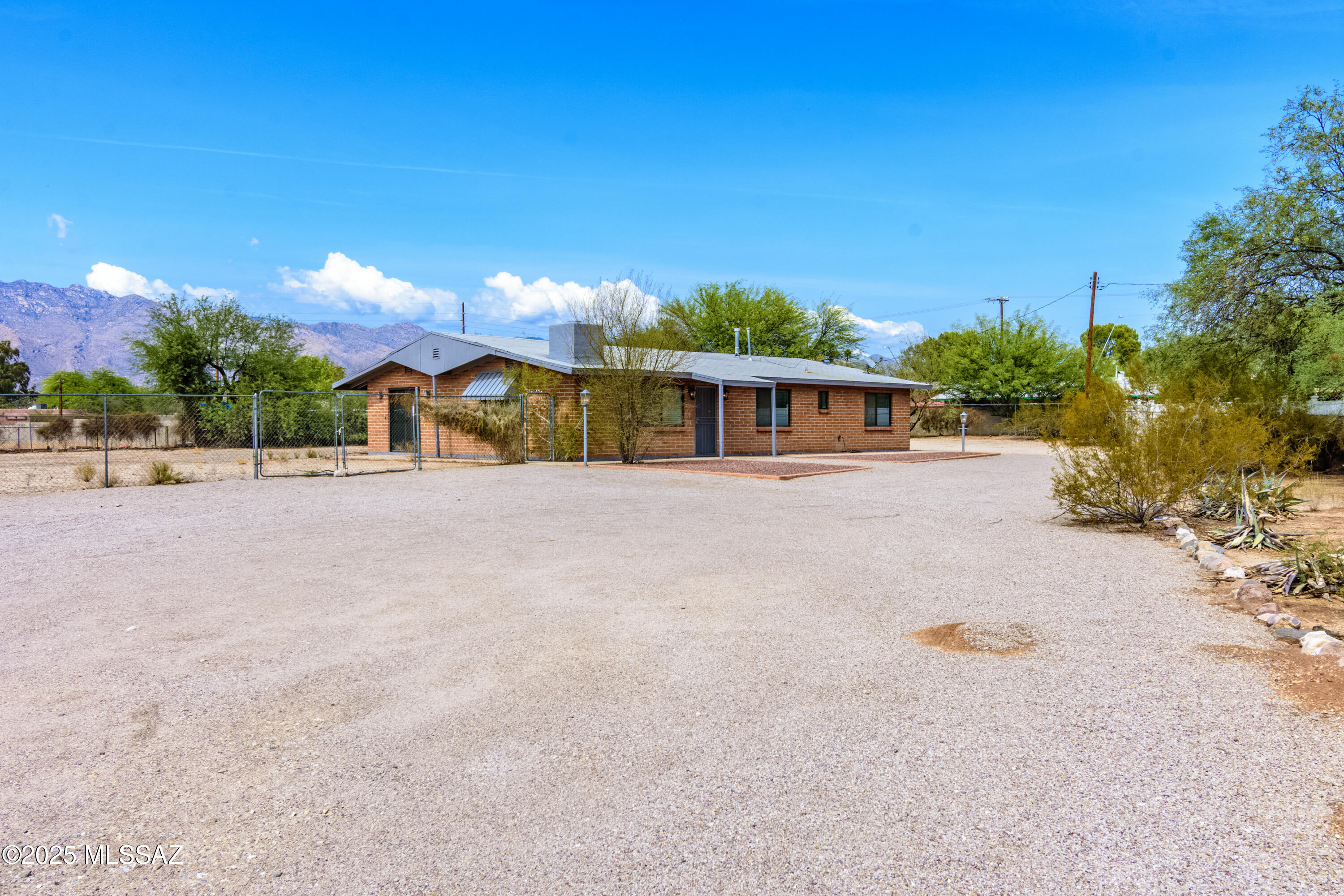 4609 E Bermuda Street