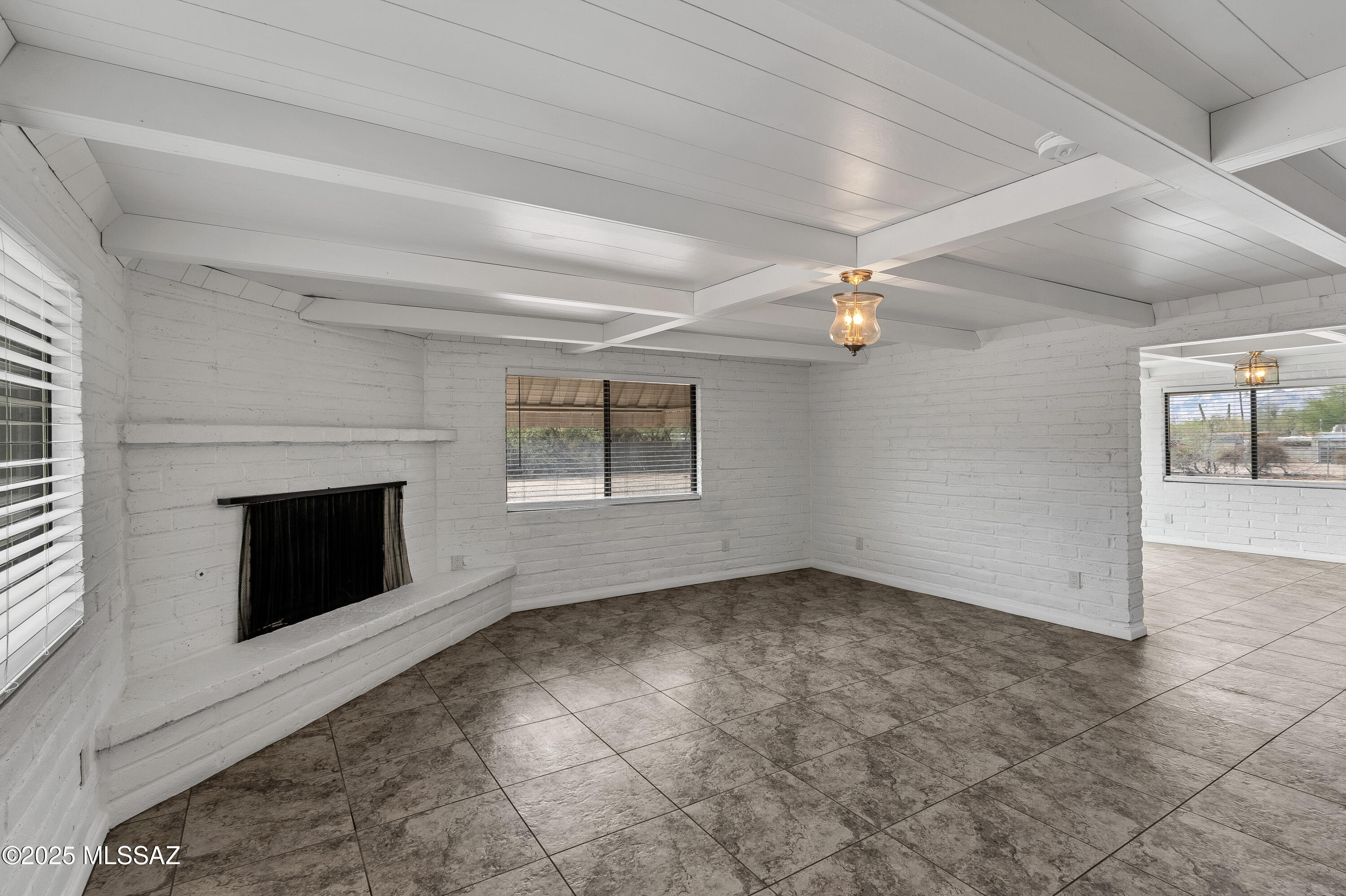 4609 E Bermuda Street