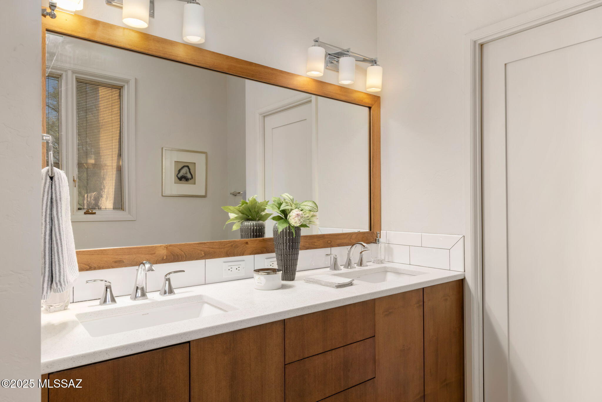 5671 N Placita Stilbayo