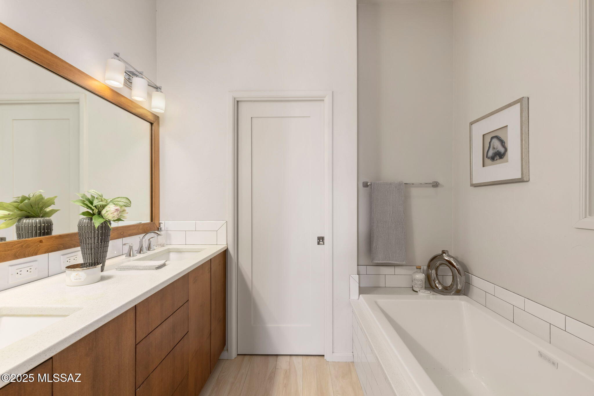 5671 N Placita Stilbayo