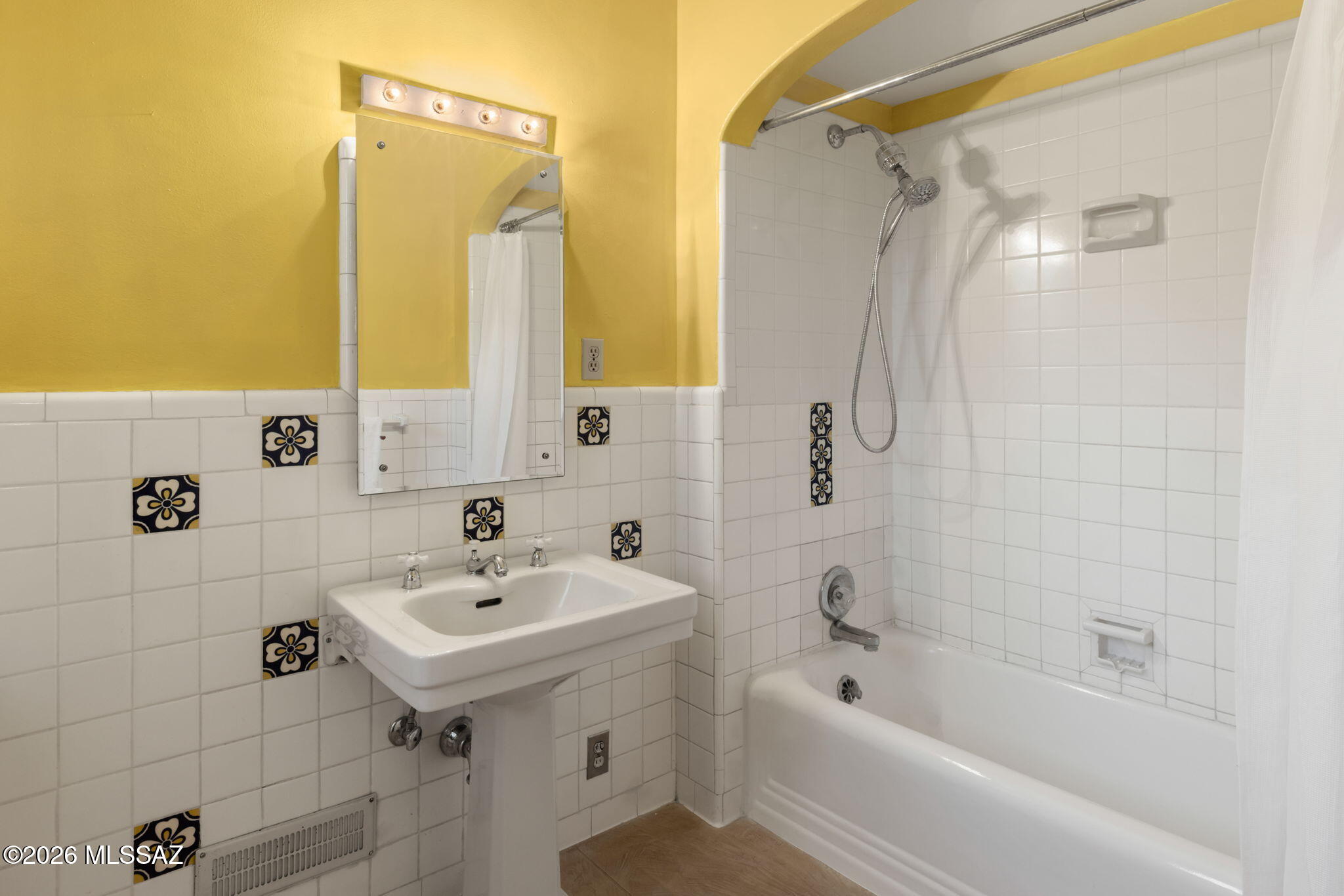 40 E Plaza Del Encanto