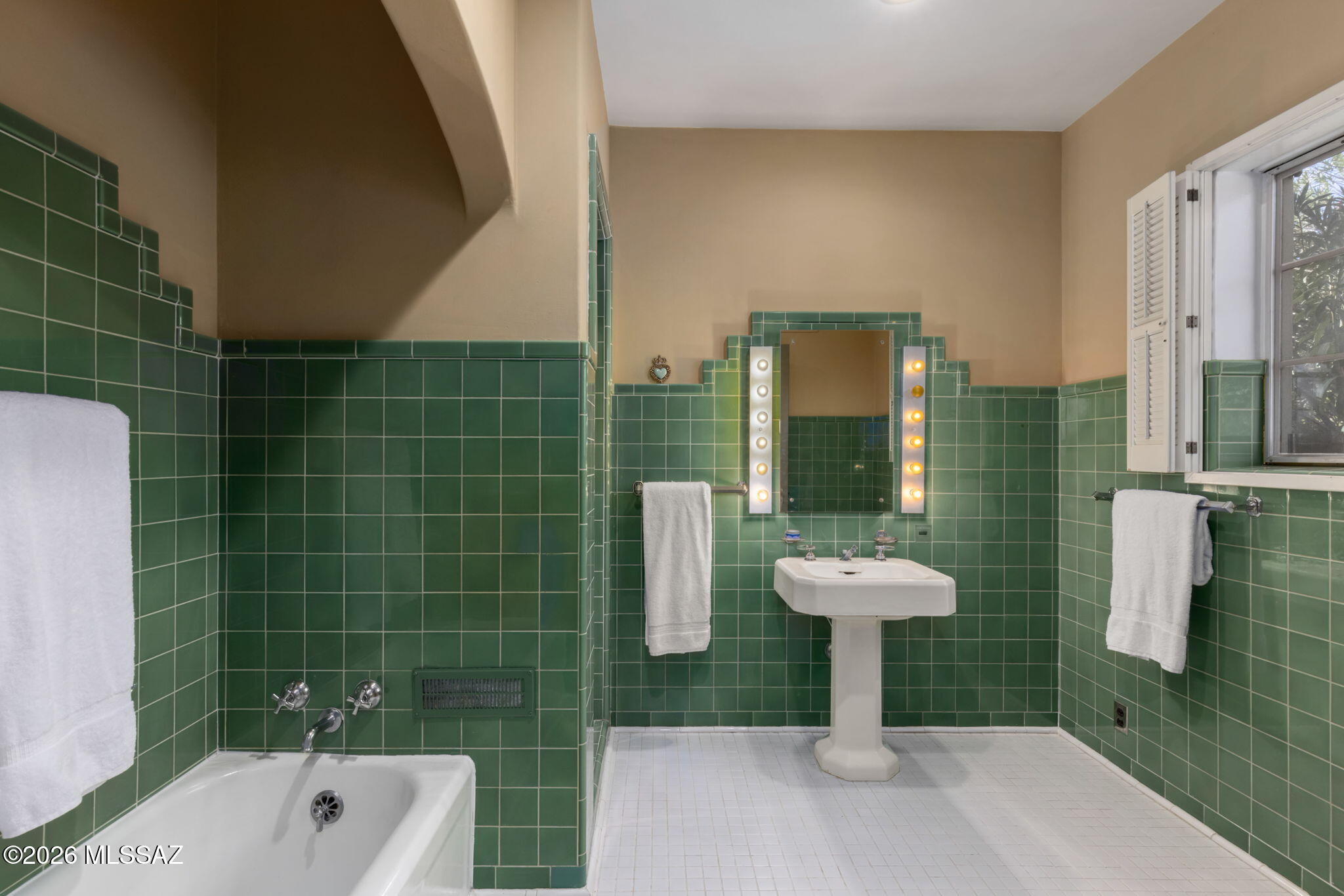 40 E Plaza Del Encanto