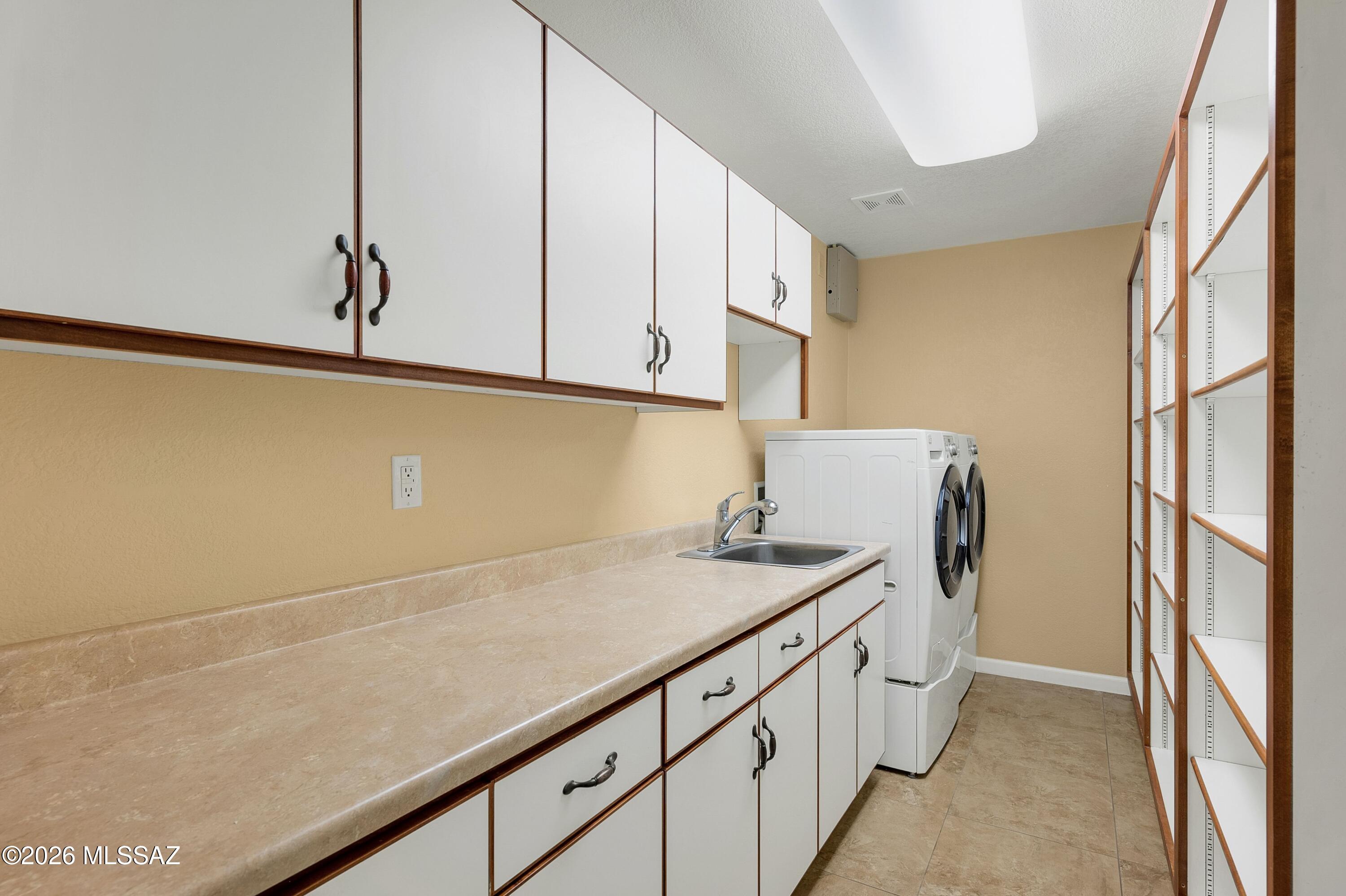 7112 N Chimney Rock Place