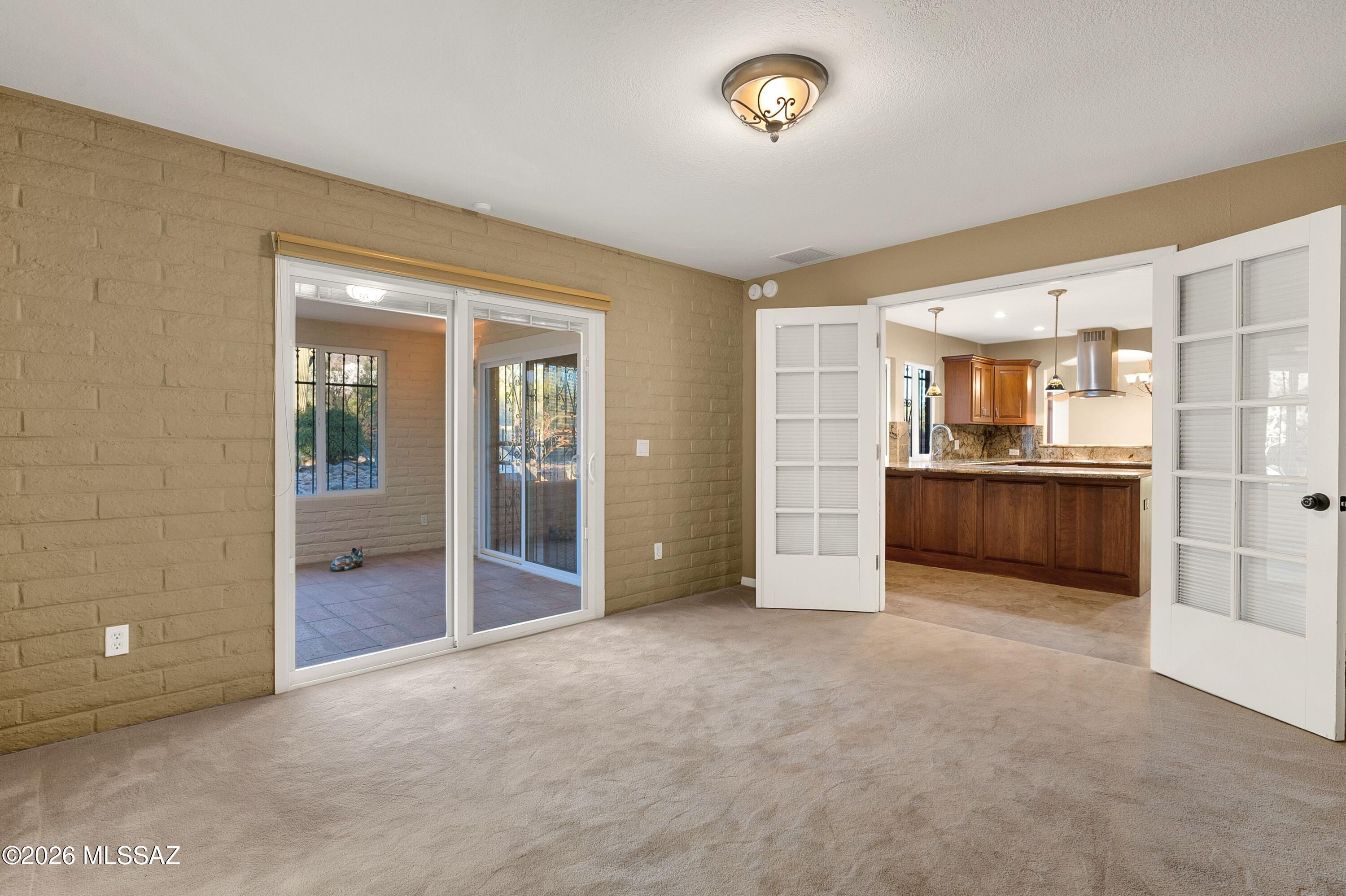 7112 N Chimney Rock Place