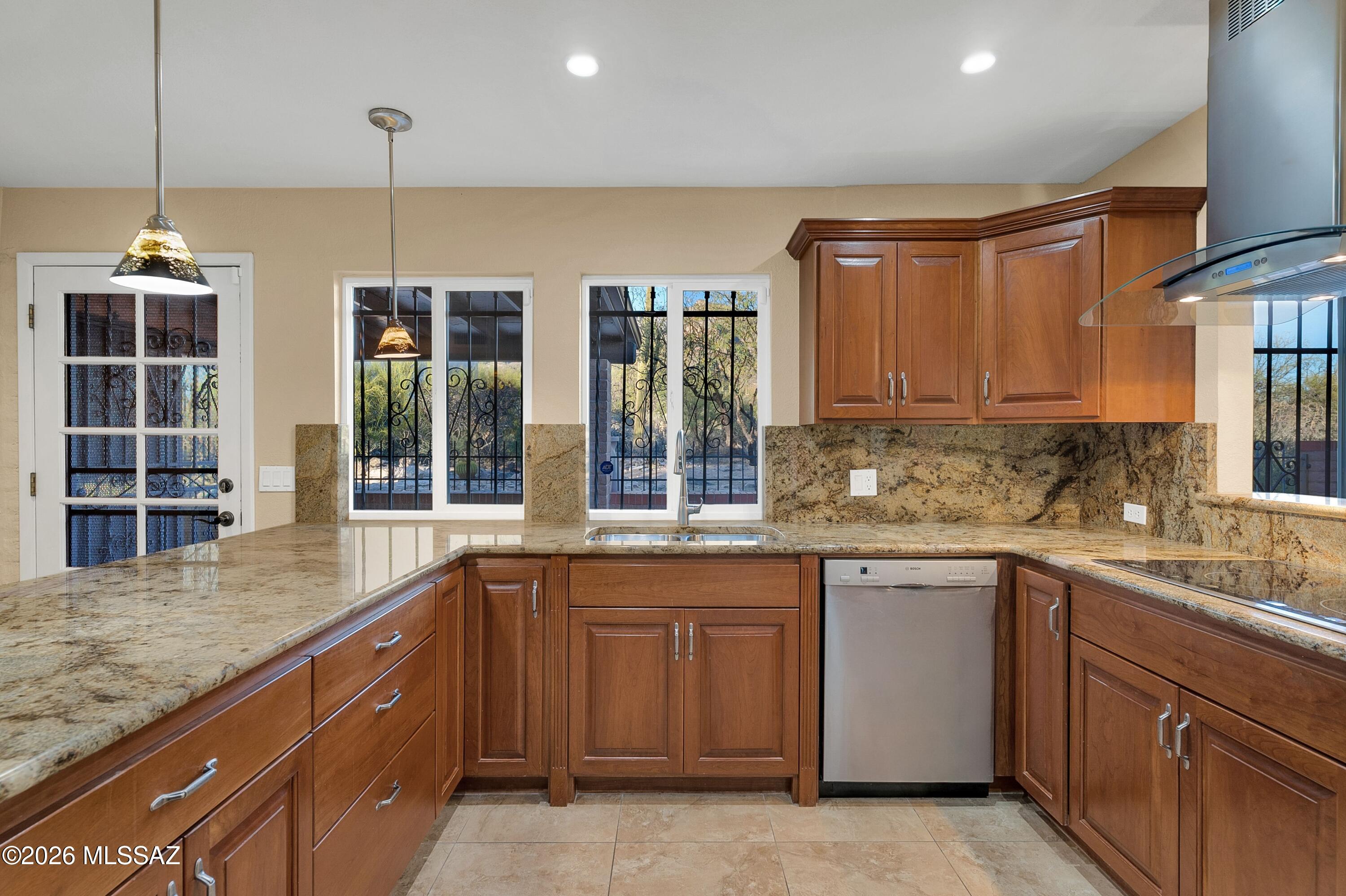 7112 N Chimney Rock Place