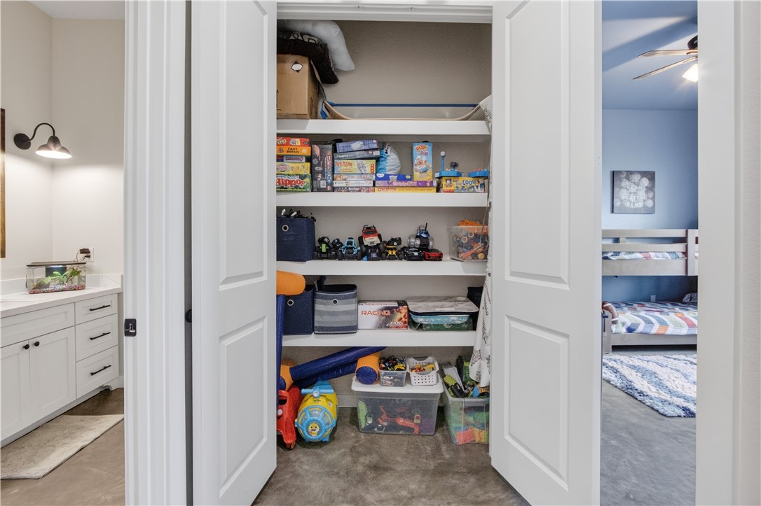 1056 Glenoak Dr