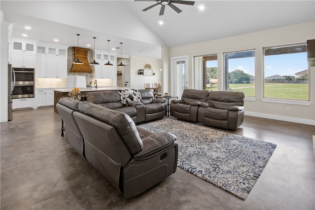 1056 Glenoak Dr