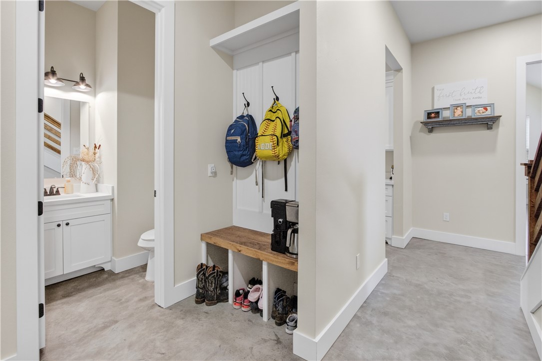 1056 Glenoak Dr