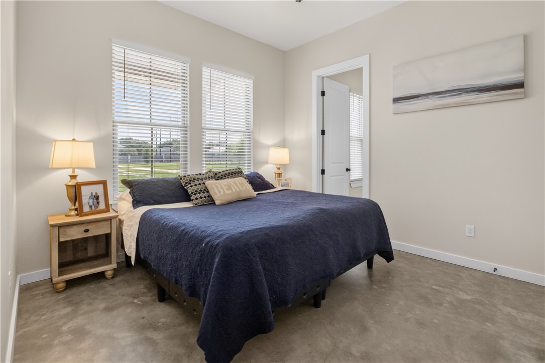 1056 Glenoak Dr