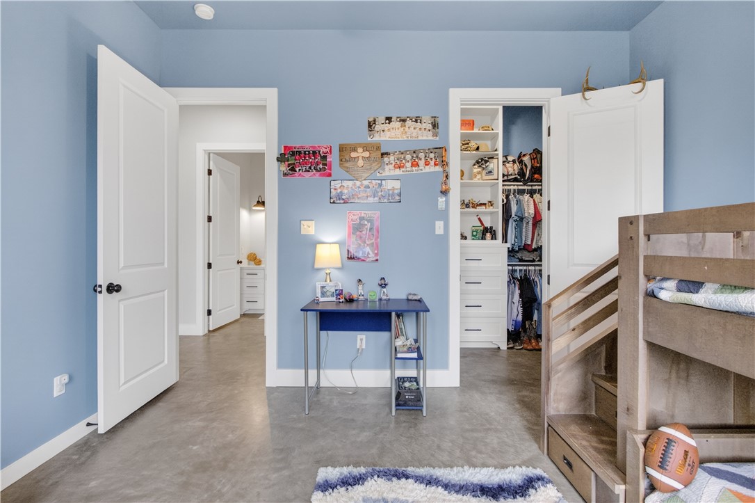 1056 Glenoak Dr