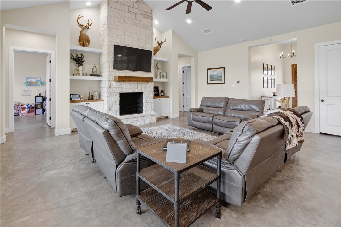 1056 Glenoak Dr
