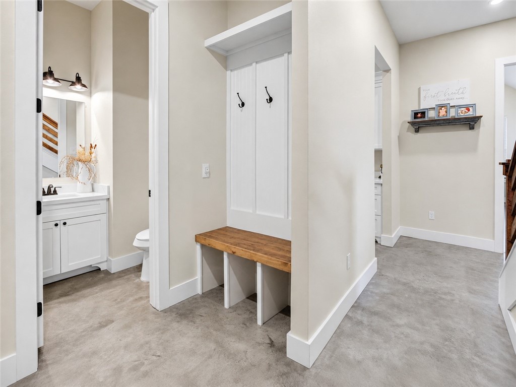 1056 Glenoak Dr