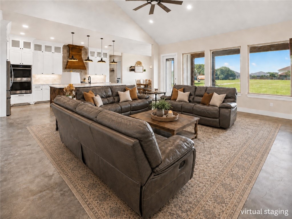 1056 Glenoak Dr