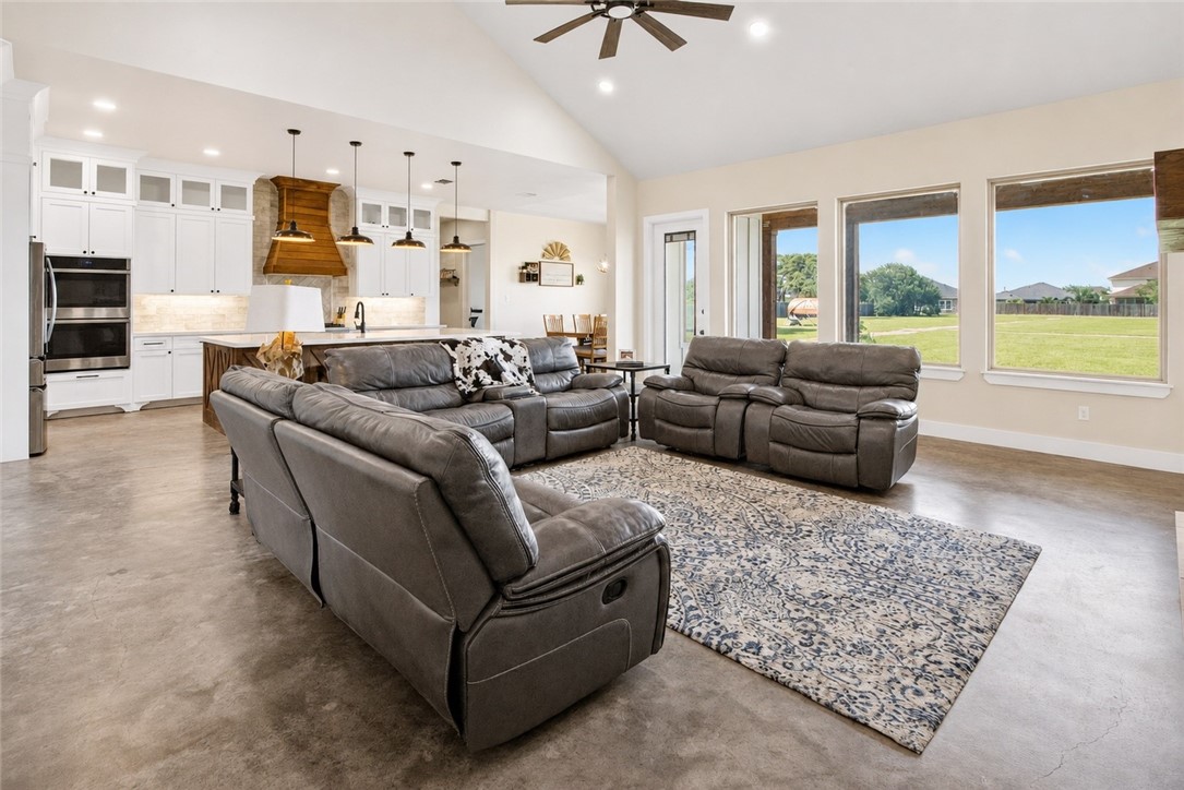 1056 Glenoak Dr
