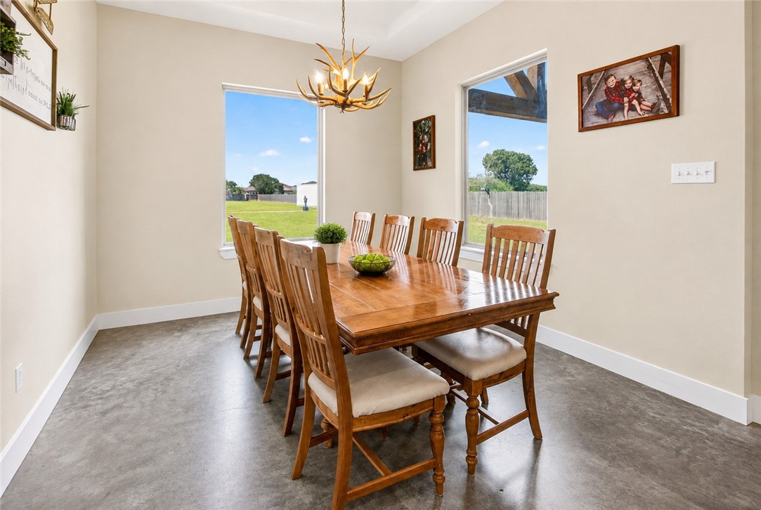 1056 Glenoak Dr