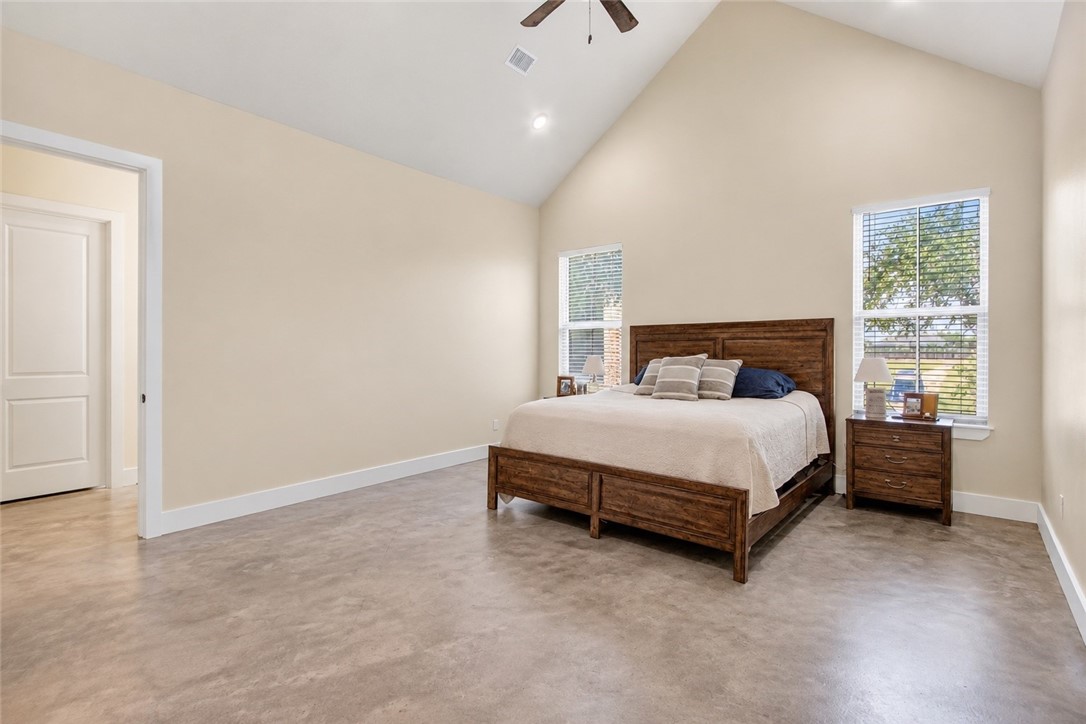1056 Glenoak Dr