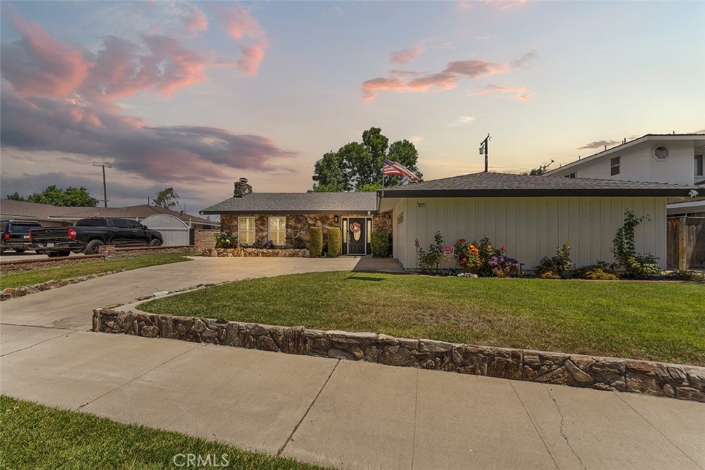 927 E Fairway Drive