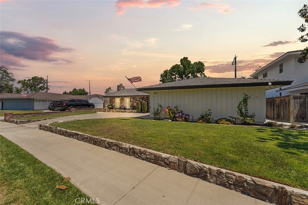 927 E Fairway Drive