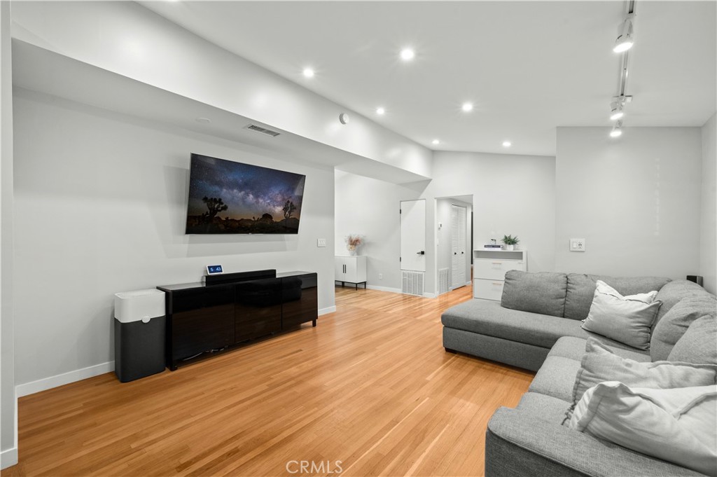 2533 W Chanticleer