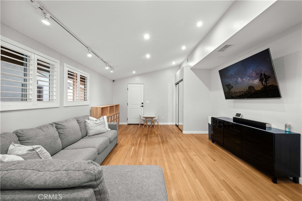 2533 W Chanticleer