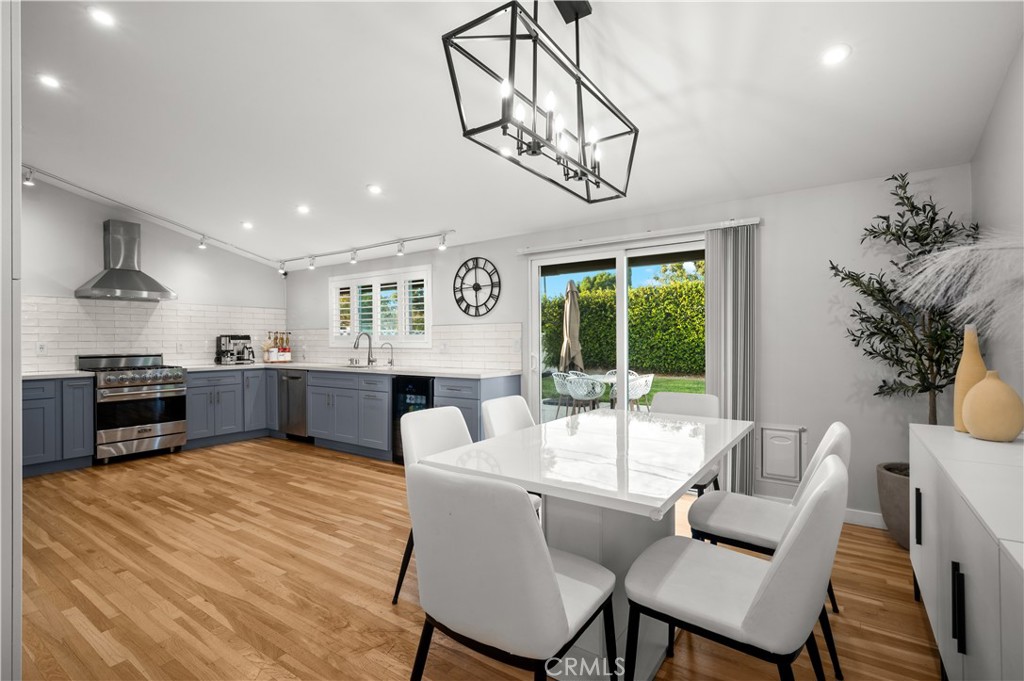 2533 W Chanticleer