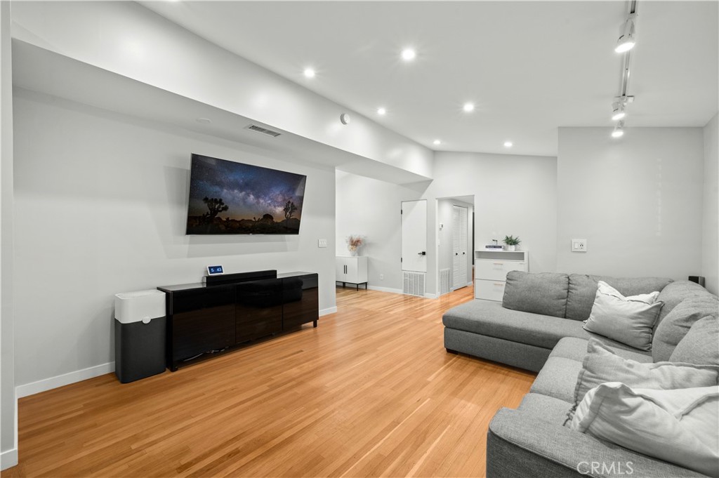 2533 W Chanticleer