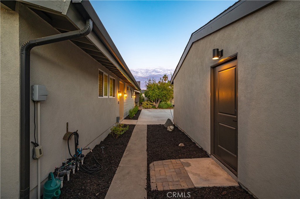 2533 W Chanticleer