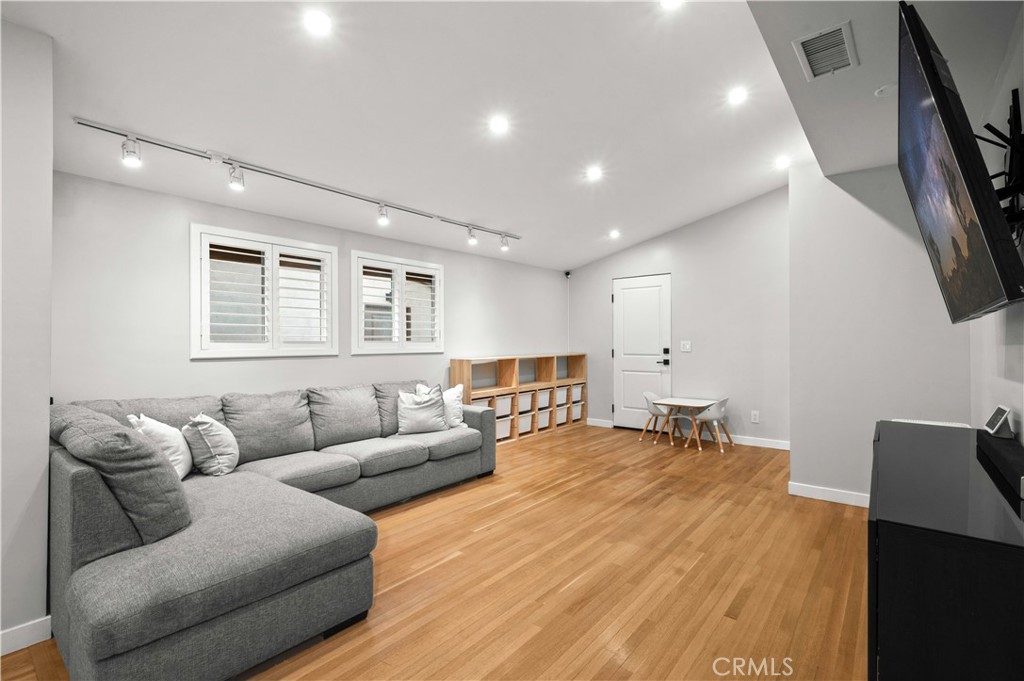2533 W Chanticleer