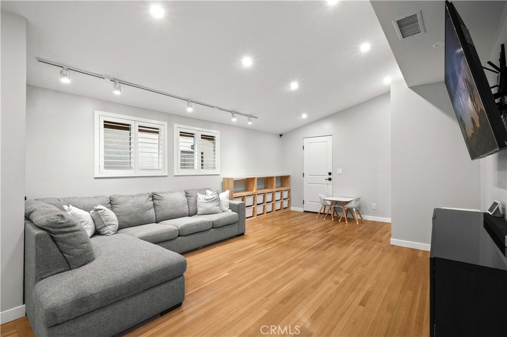 2533 W Chanticleer