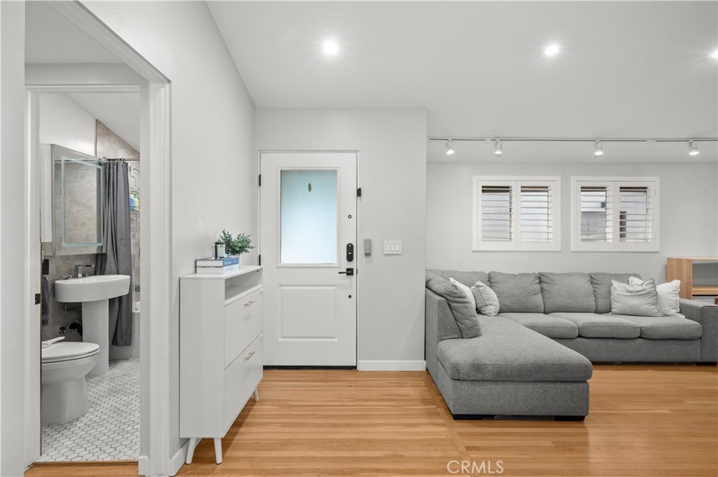2533 W Chanticleer