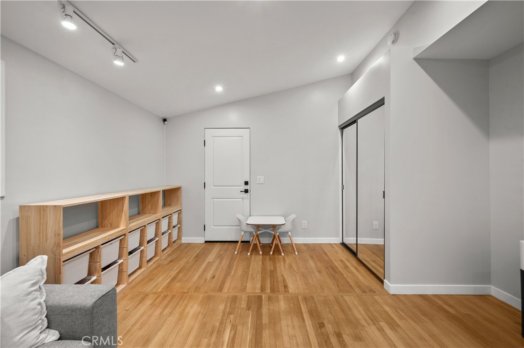 2533 W Chanticleer