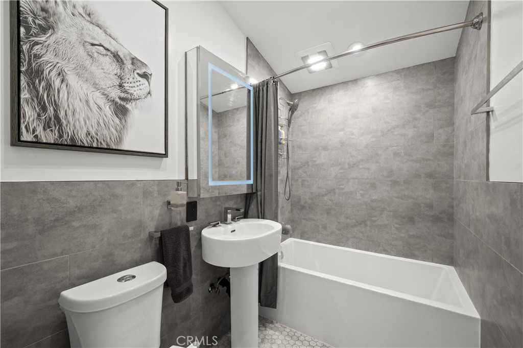 2533 W Chanticleer