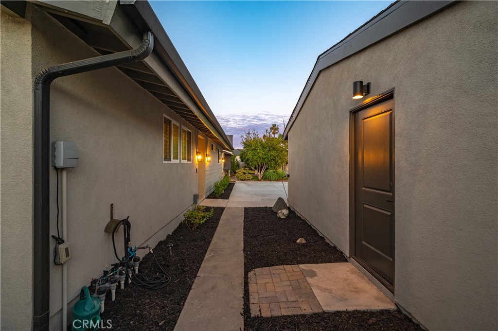 2533 W Chanticleer