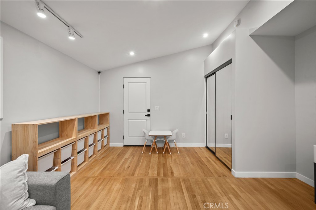 2533 W Chanticleer