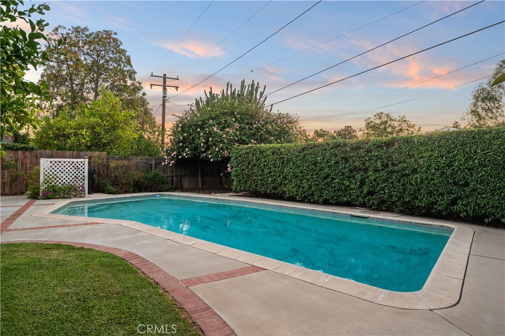 213 S Meadow