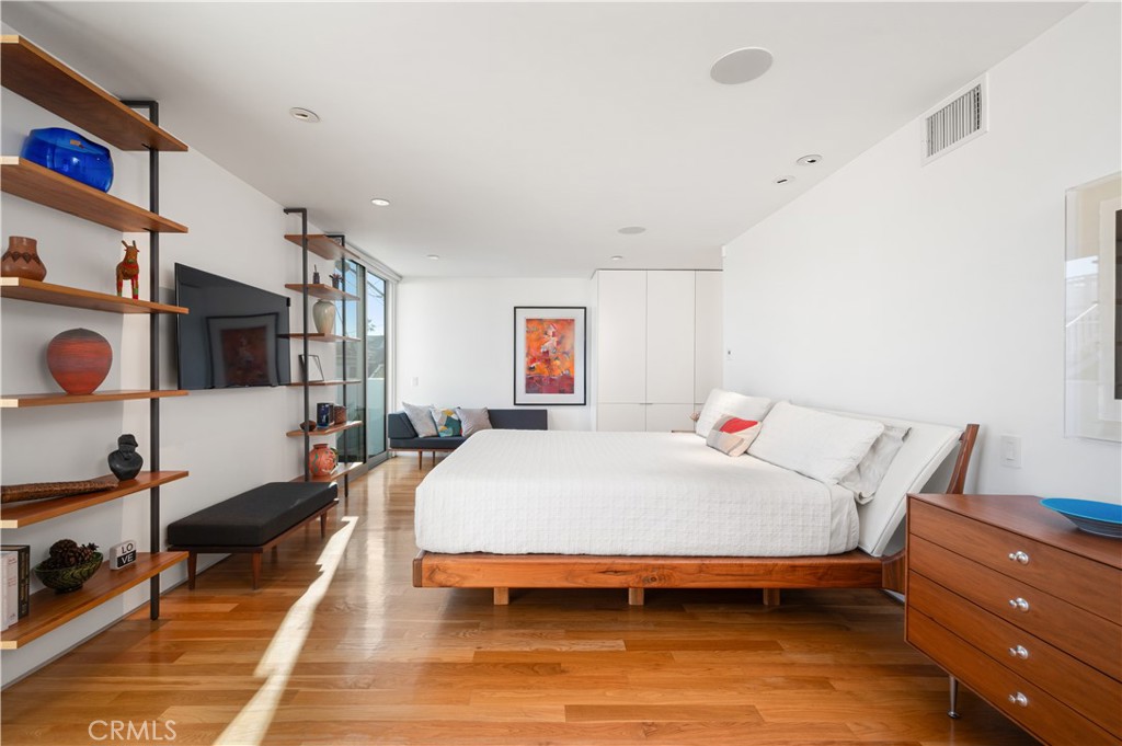 34 S Venice Boulevard 2