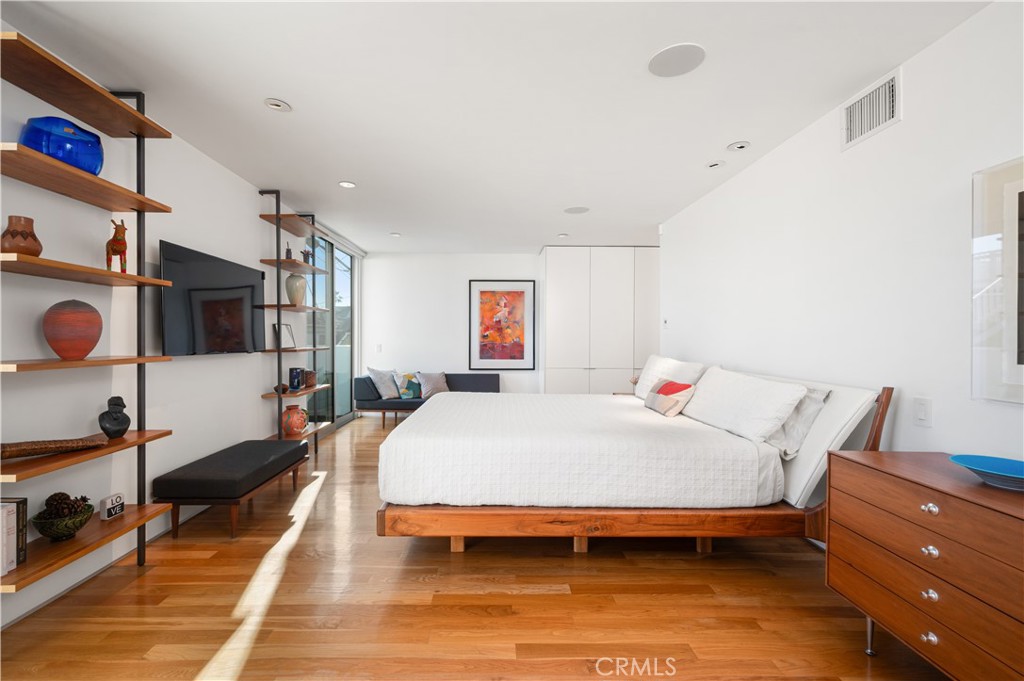 34 S Venice Boulevard 2