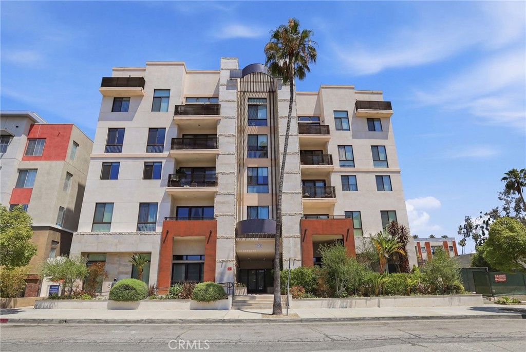 118 S Kenwood Street 407