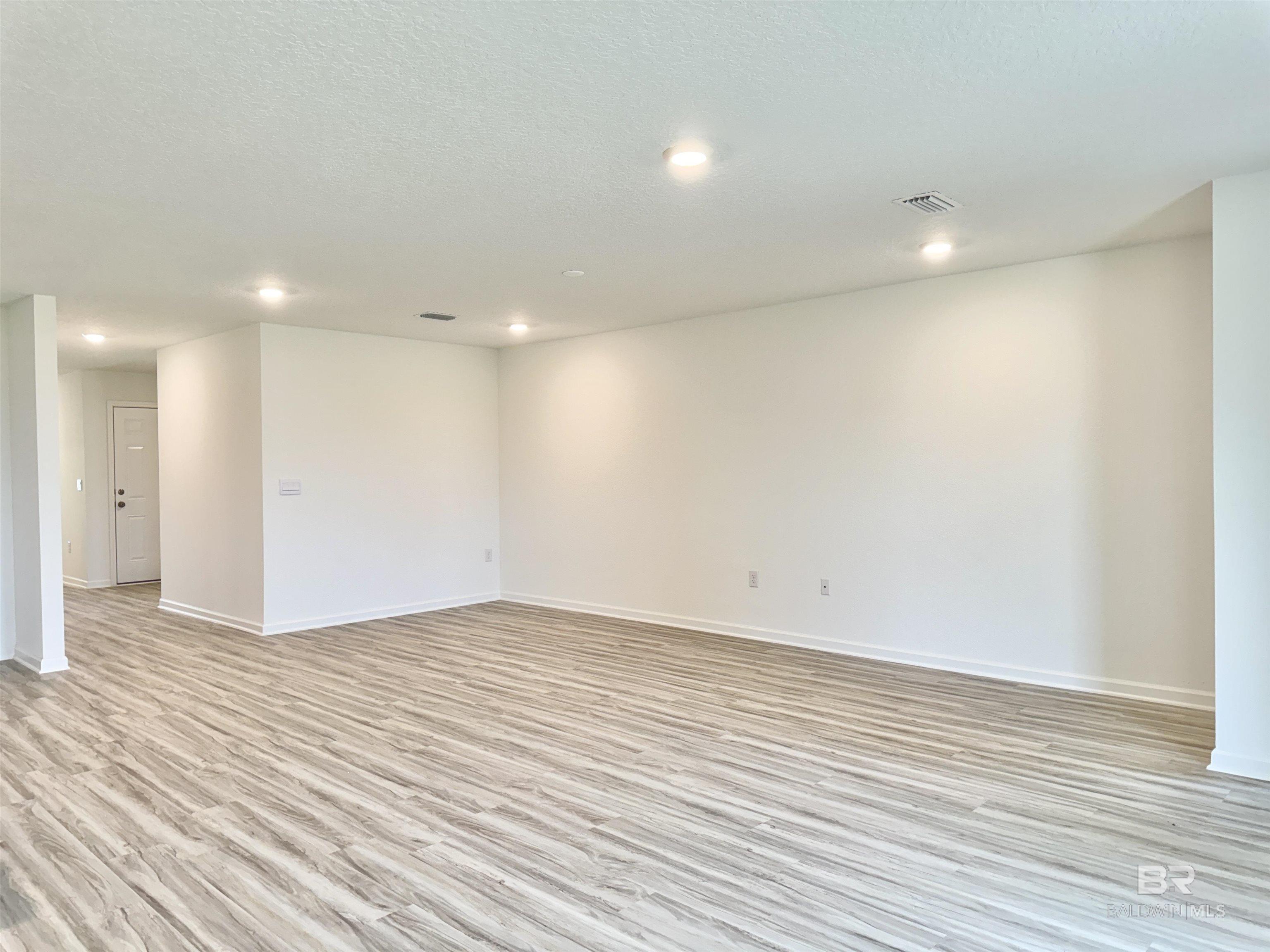 1089 Hayward Loop