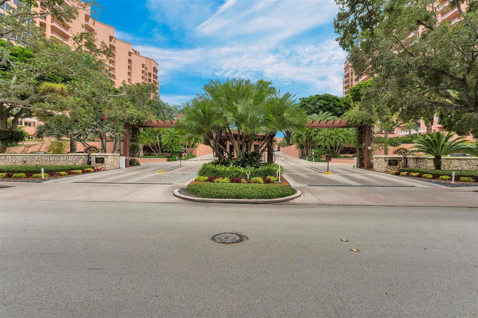 60 Edgewater Dr Unit: PH2D