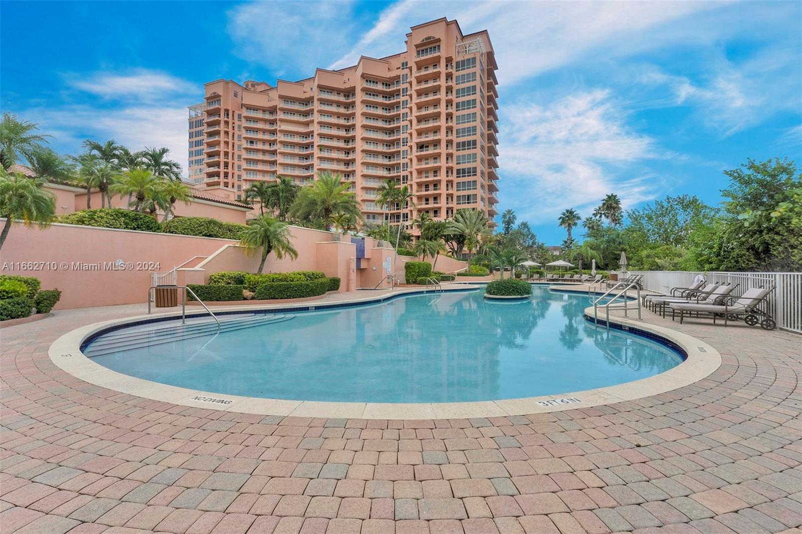 60 Edgewater Dr Unit: PH2D