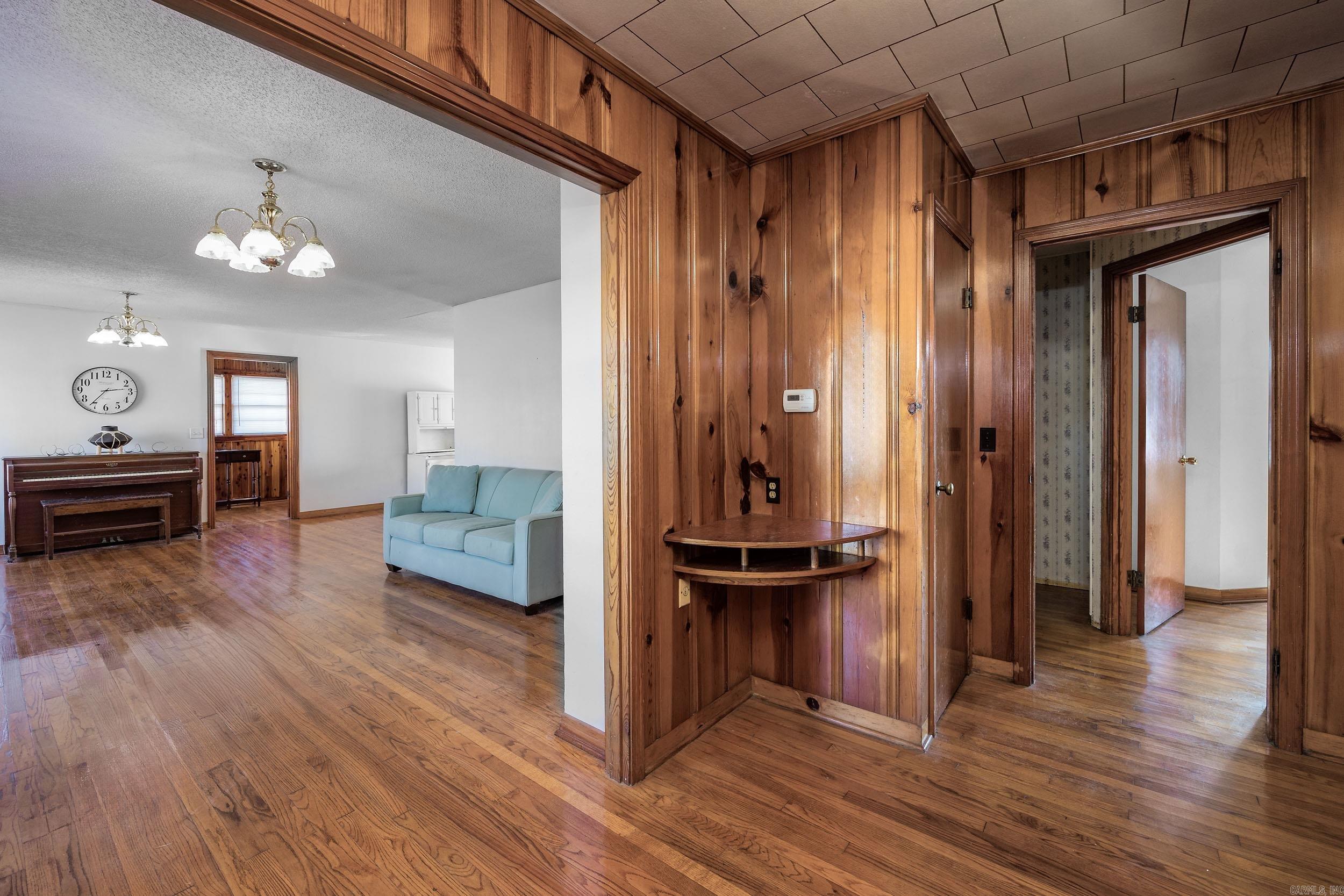 111 W Searcy Street