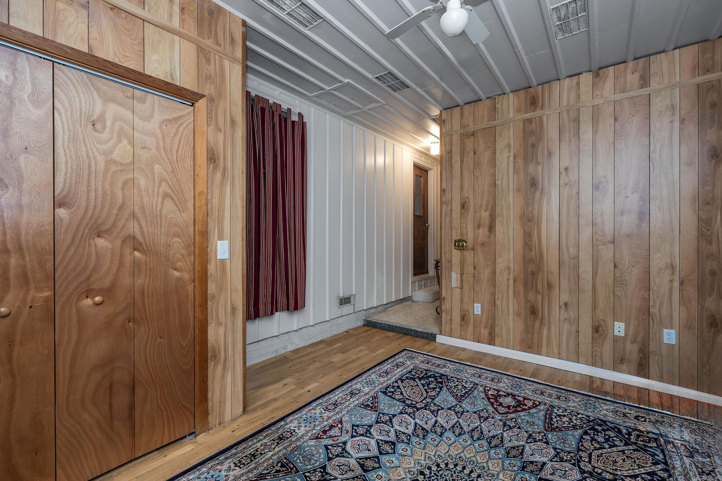 111 W Searcy Street